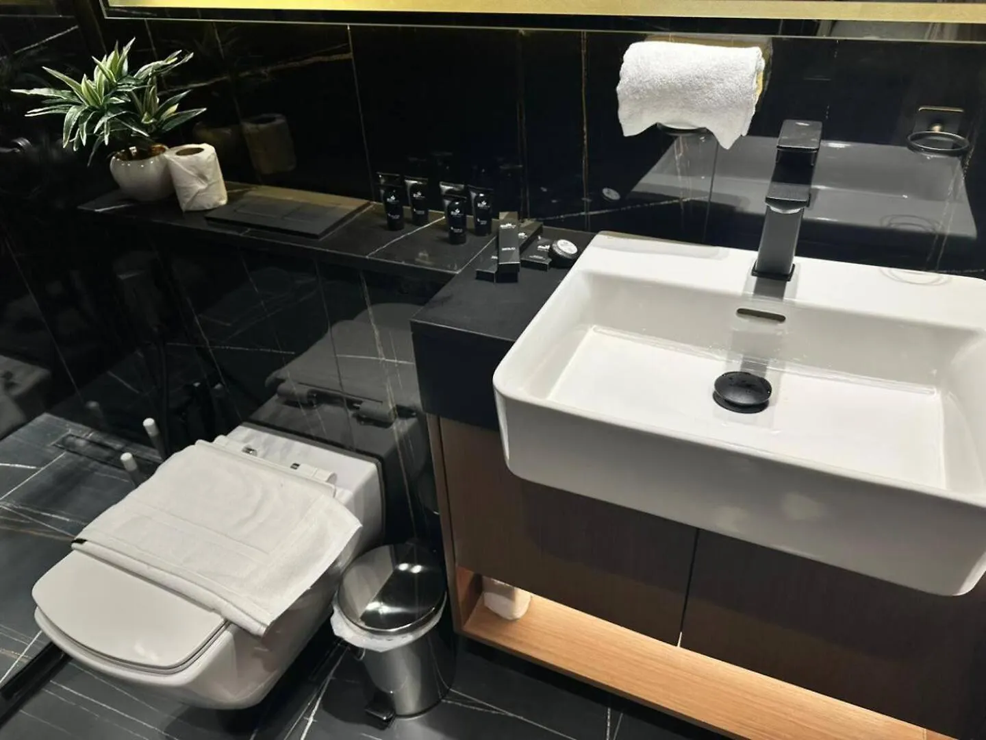 Ferienwohnung Trendy 1Br In Jvc Balcony, Pool & Parking Dubai Apartment
